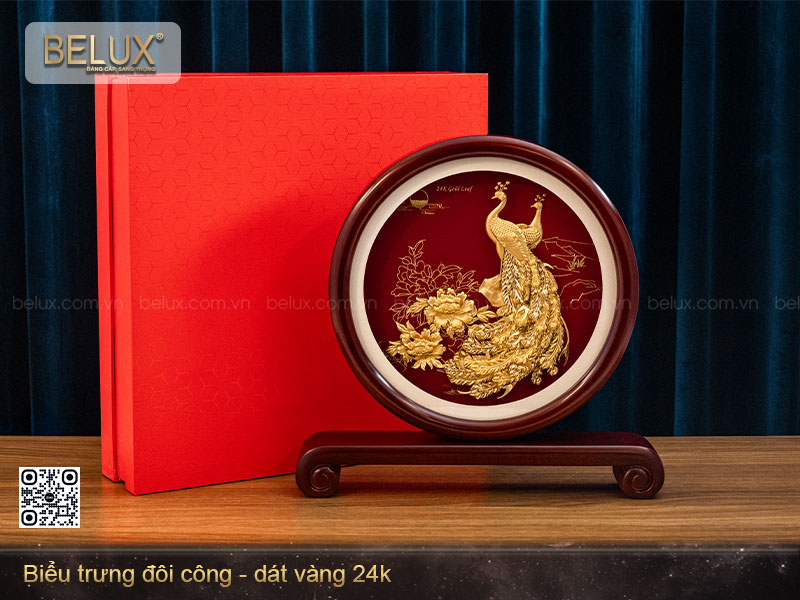 Biểu trưng tròn đôi công dát vàng 24k&nbsp;